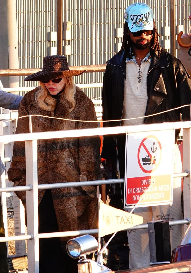    Источник: Backgrid | Мадонна в Венеции вместе с её молодым партнером Акимом Моррисом