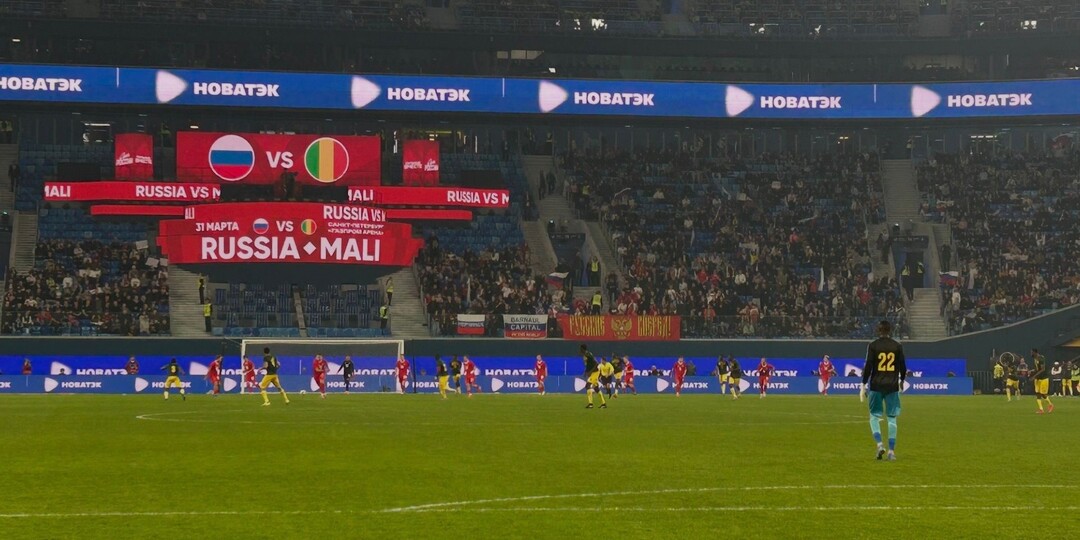 Глушенкова не мотивировали плакаты, Обляков был наказан за смелость: каким был матч Россия – Мали с поля «Газпром Арены»