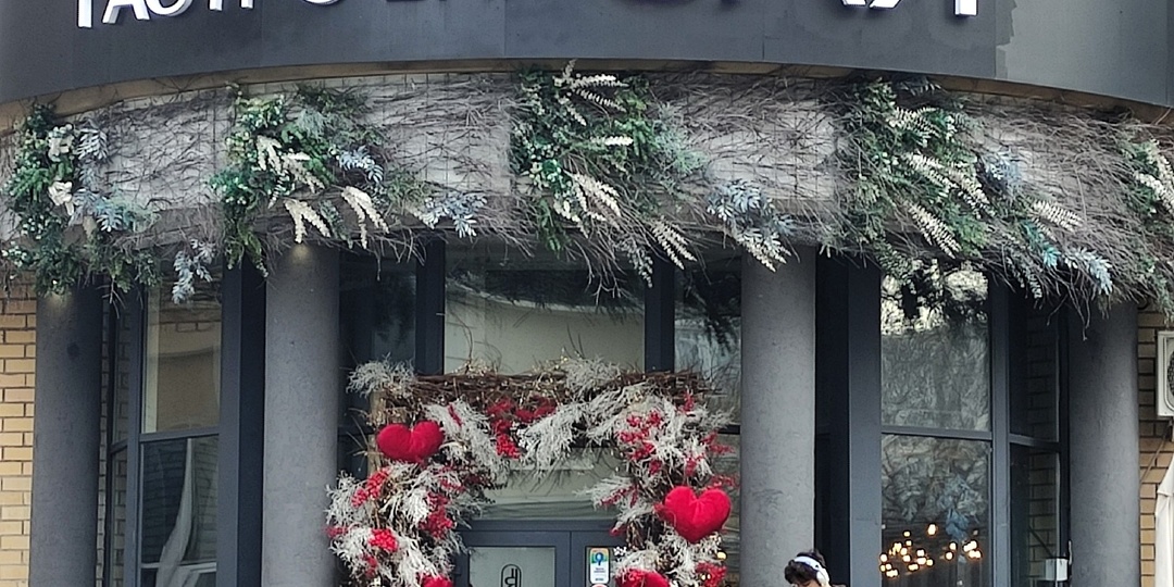 Прогулка по Екатеринбургу: глазеем на вывески, пробуем пышки и изучаем иностранные языки