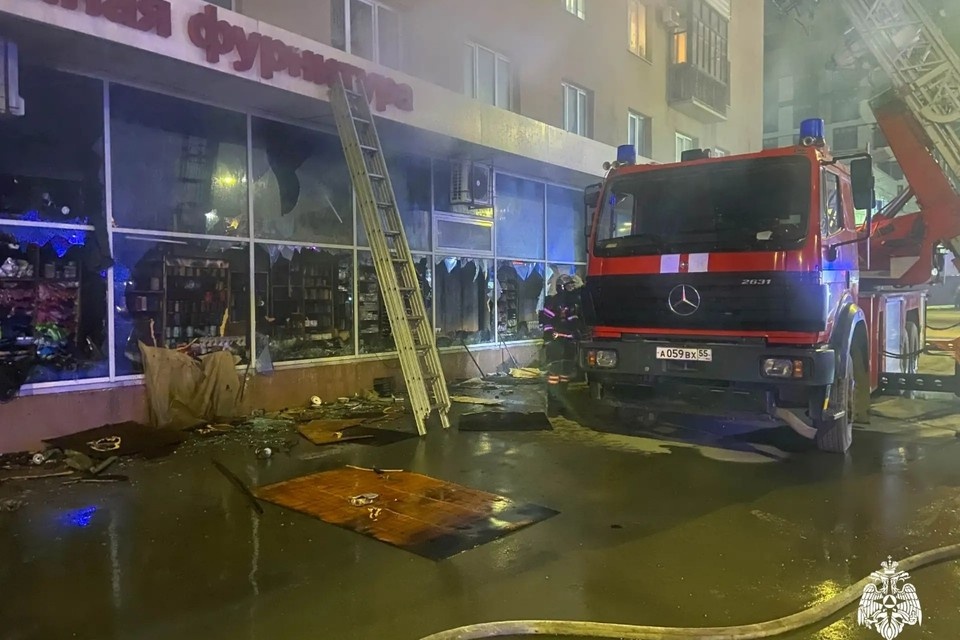    Загорелся магазин на первом этаже. Фото: МЧС России по Омской области