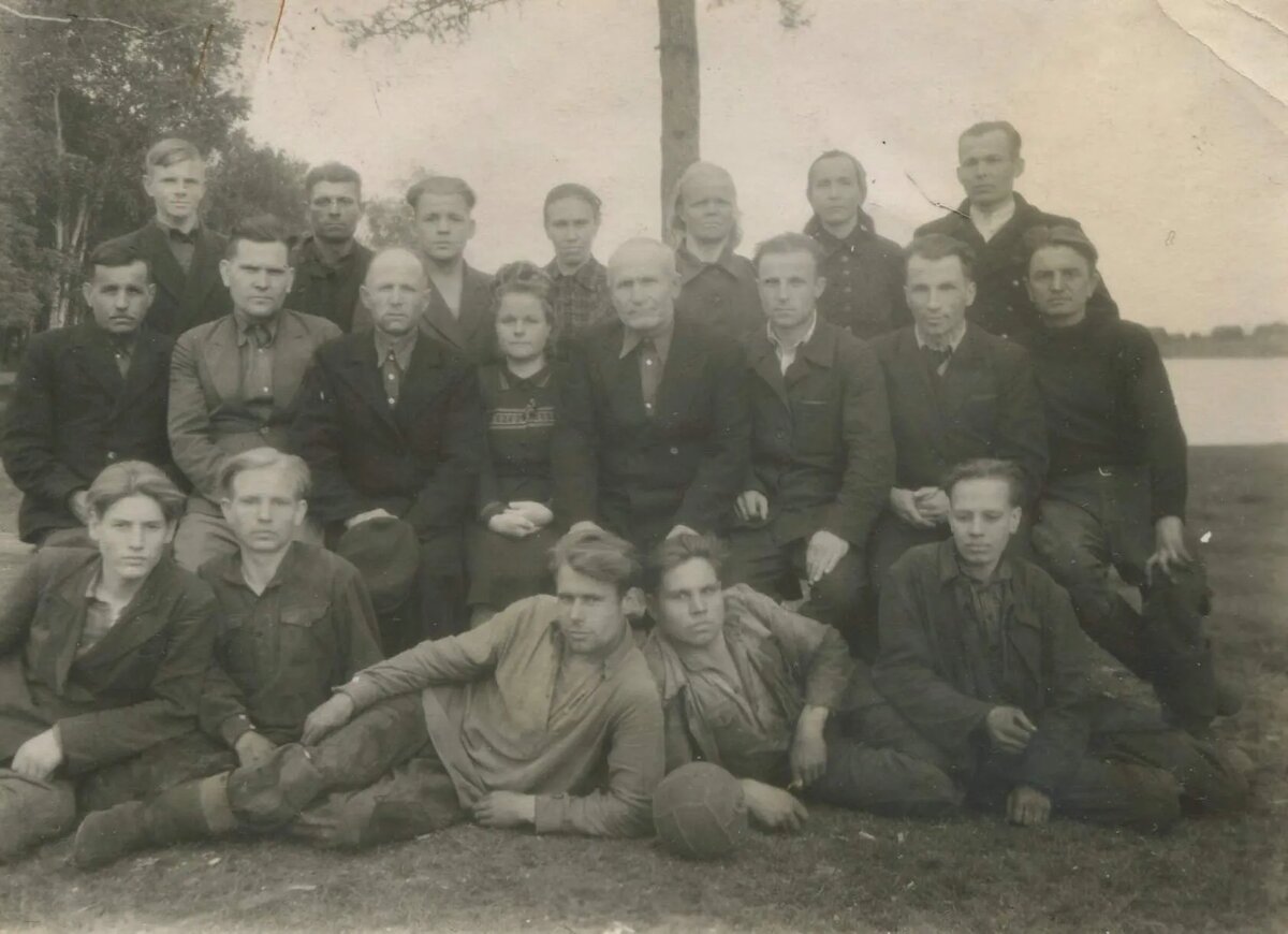 Предположительно, коллектив энергоцеха в 1949 году на берегу пруда.