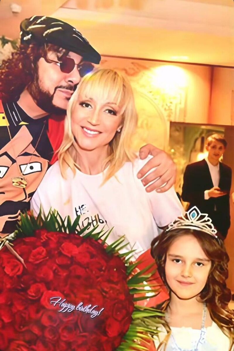    Филипп Киркоров с Кристиной Орбакайте и ее дочкой Клавдией Соцсети