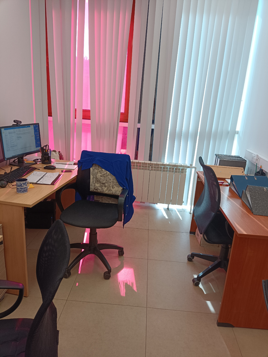 Бывшая работа, мой стол слева