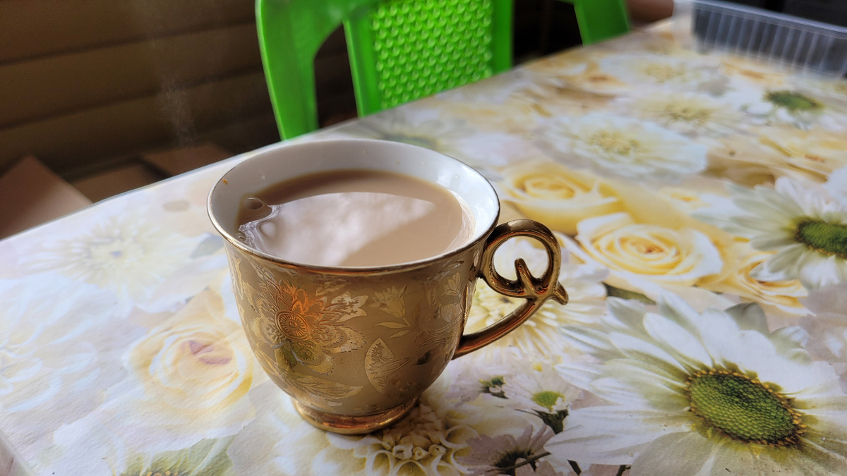 Пью кофе на веранде.