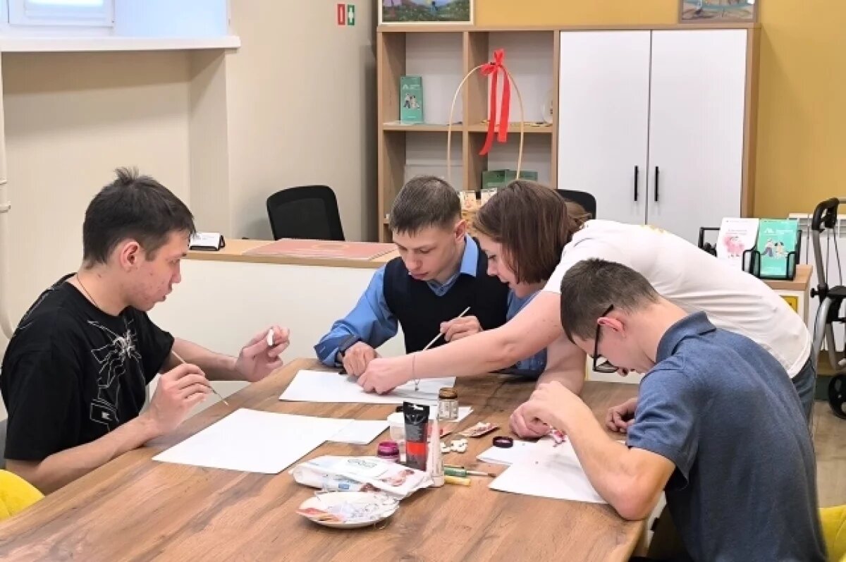    Кроме бытовых дел, ребята могут заниматься творчеством.