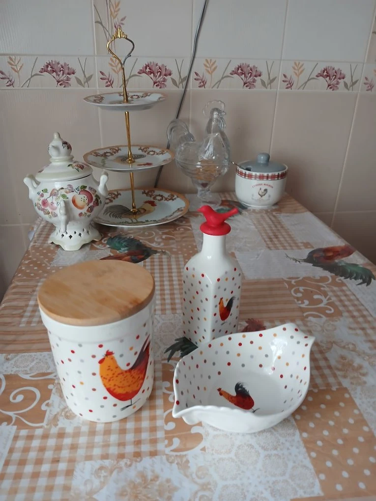 А это разные ёмкости для помощи в приготовлении пищи.