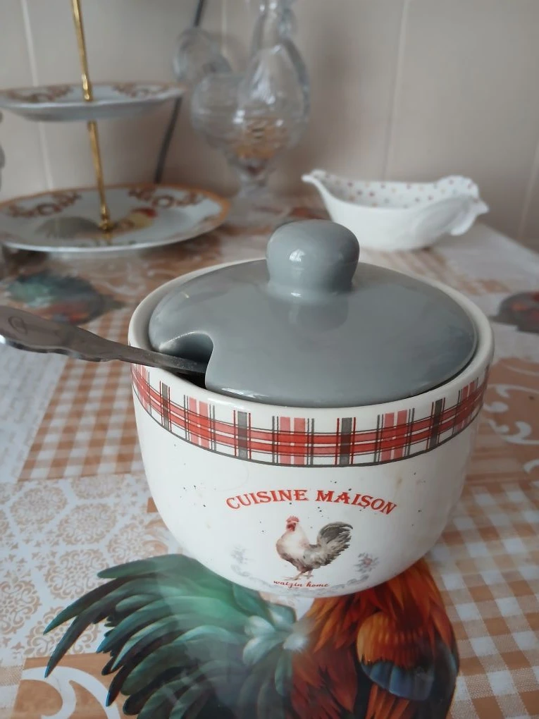 Сахарница, ничем не примечательная но милая