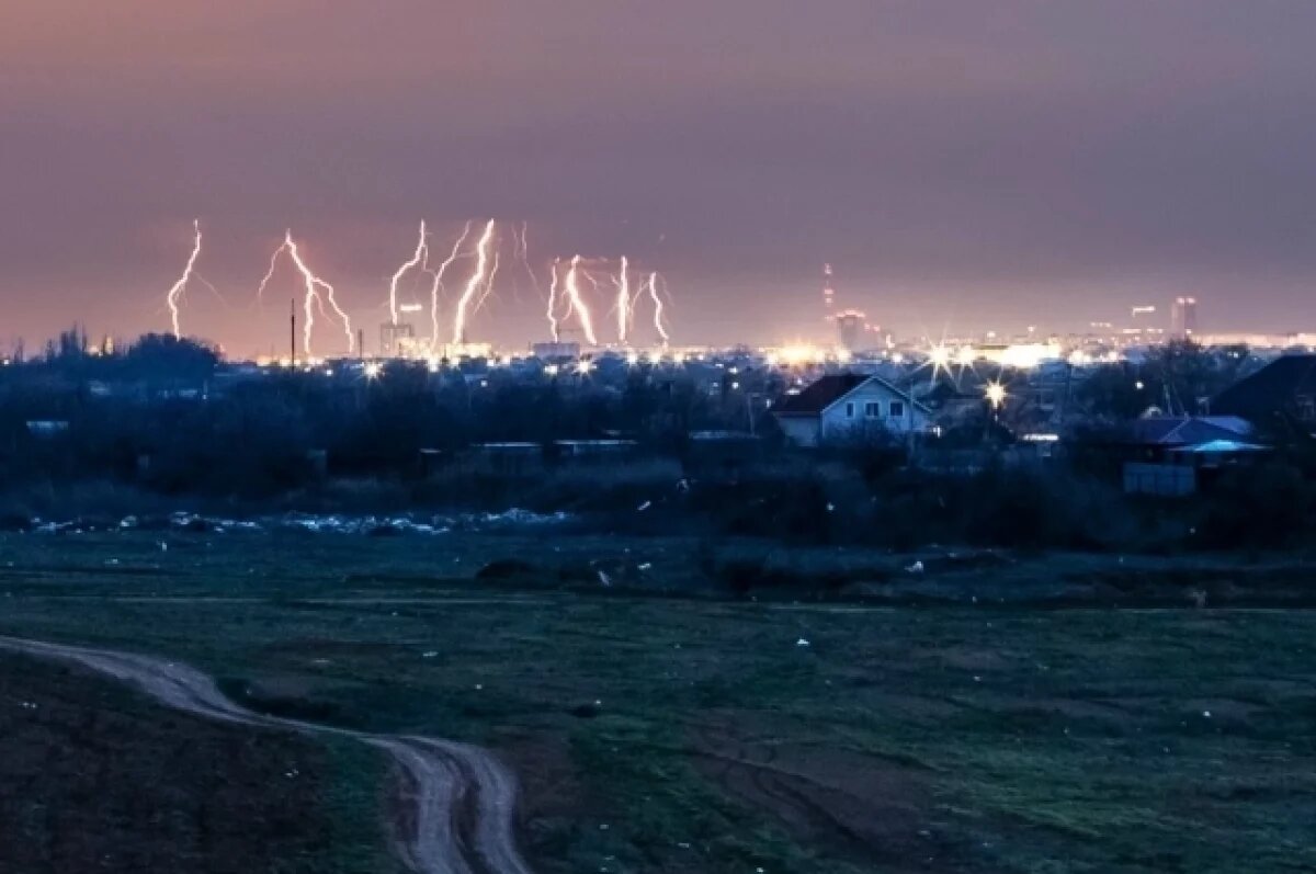    Первая весенняя гроза в Астрахани: ловцы молний показали эффектные кадры