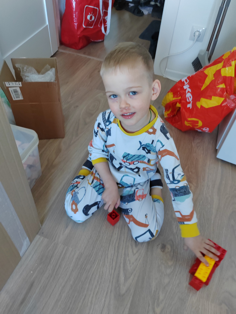 Паша среди коробок