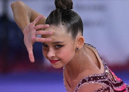    Российская гимнастка на награждении Кубка мира не повернулась к флагам во время гимна Украины. Киев возмущён