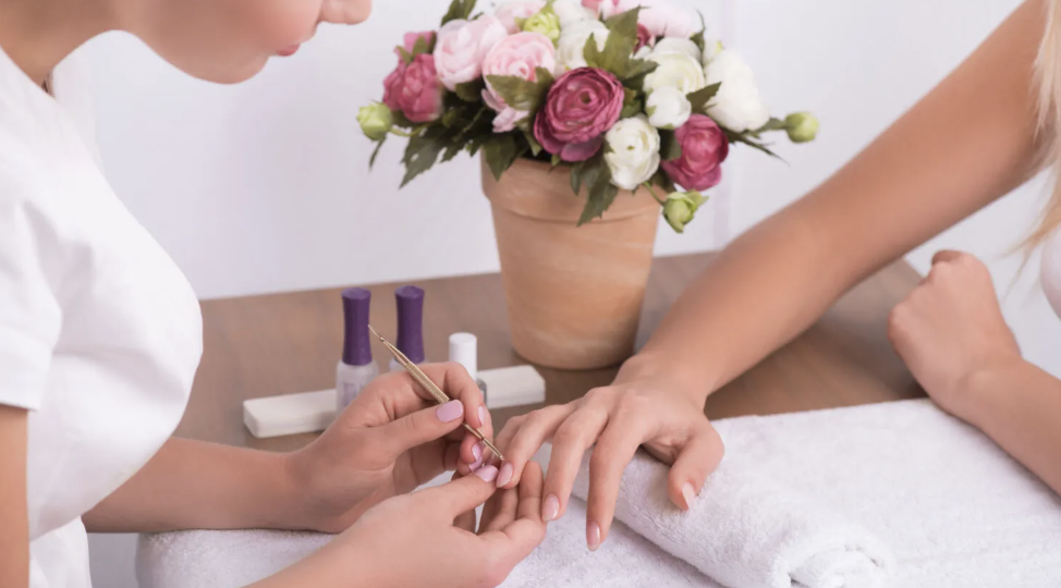 Женщинам 40+: этот модный маникюр визуально омолодит руки на 10 лет — мнение от экспертов
