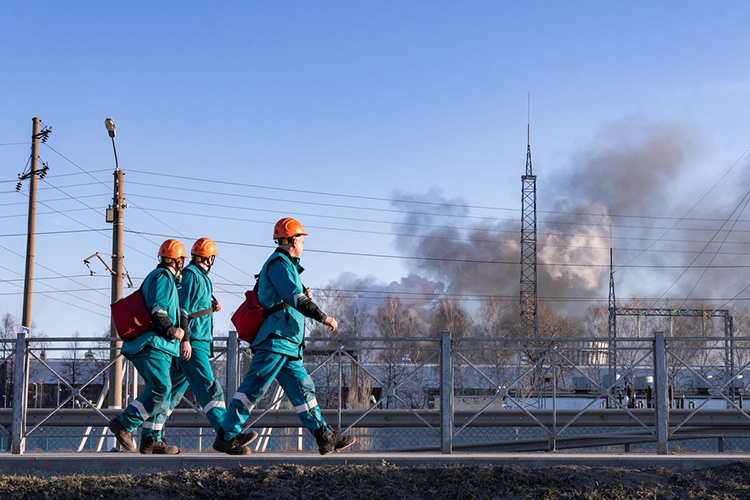    При ликвидации последствий разгерметизации произошло воспламенение газовой смеси с последующим взрывом на производстве синтетического каучука, сообщили в компании.   
Фото: Олег Спиридонов