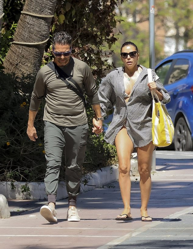    Источник: Backgird  | Ева Лонгория и Хосе Бастон устроили романтический обед в Марбелье