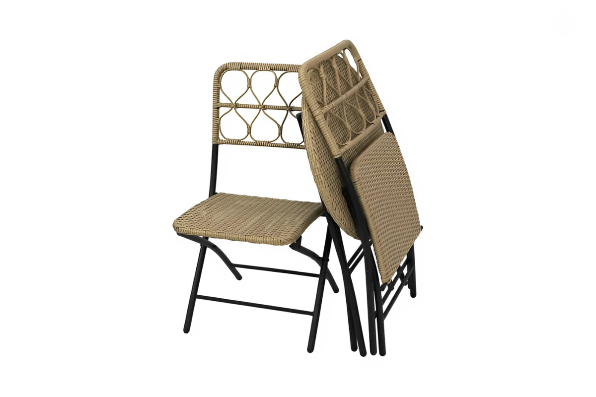 Стулья компактно хранятся в сложенном виде.