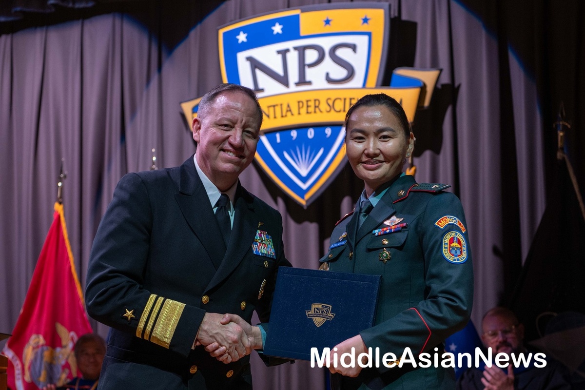 слева: начальник управления кадров ВМС США вице-адмирал Джеффри Черевко и майор Золжаргал Бямбацогт