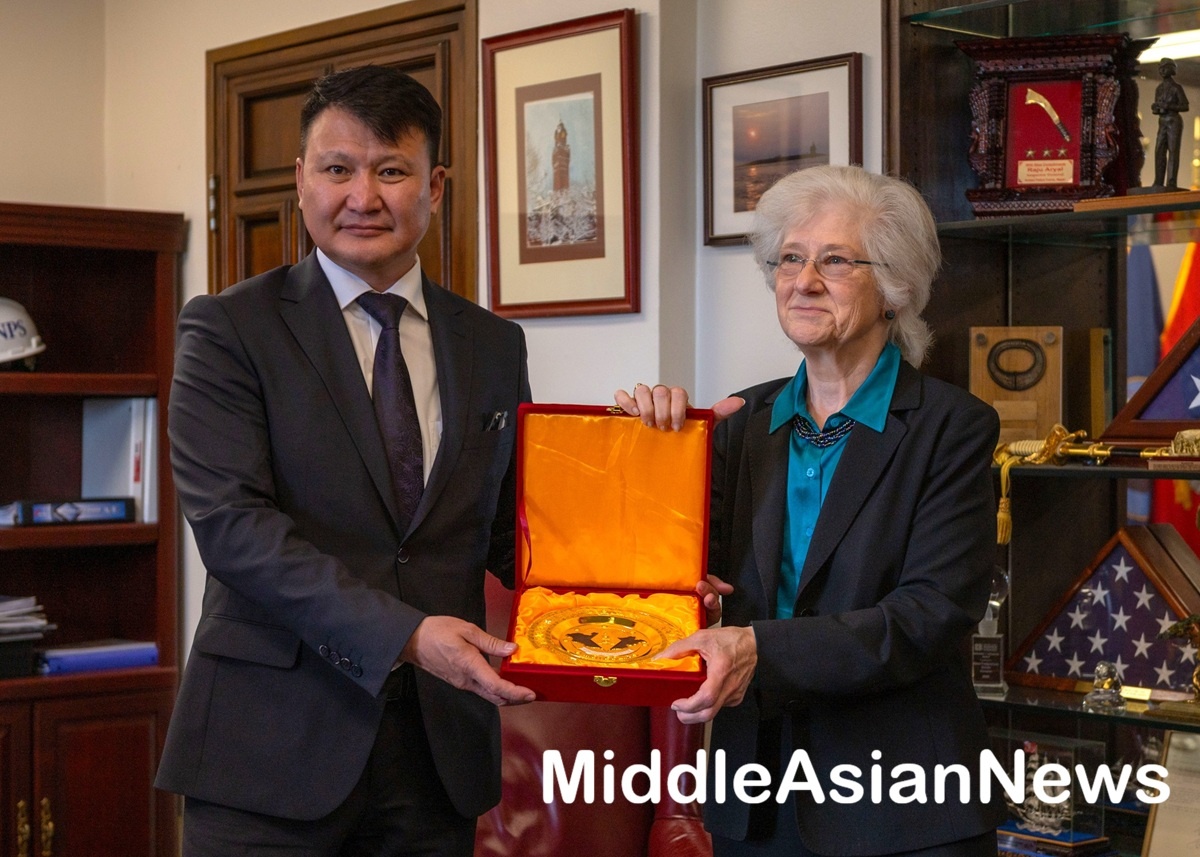 слева: Генерал-майор Вооруженных сил Монголии Баасандамба Дашцэдэн и Президент Военно-морской аспирантуры, вице-адмирал ВМС США в отставке Энн Э. Рондо