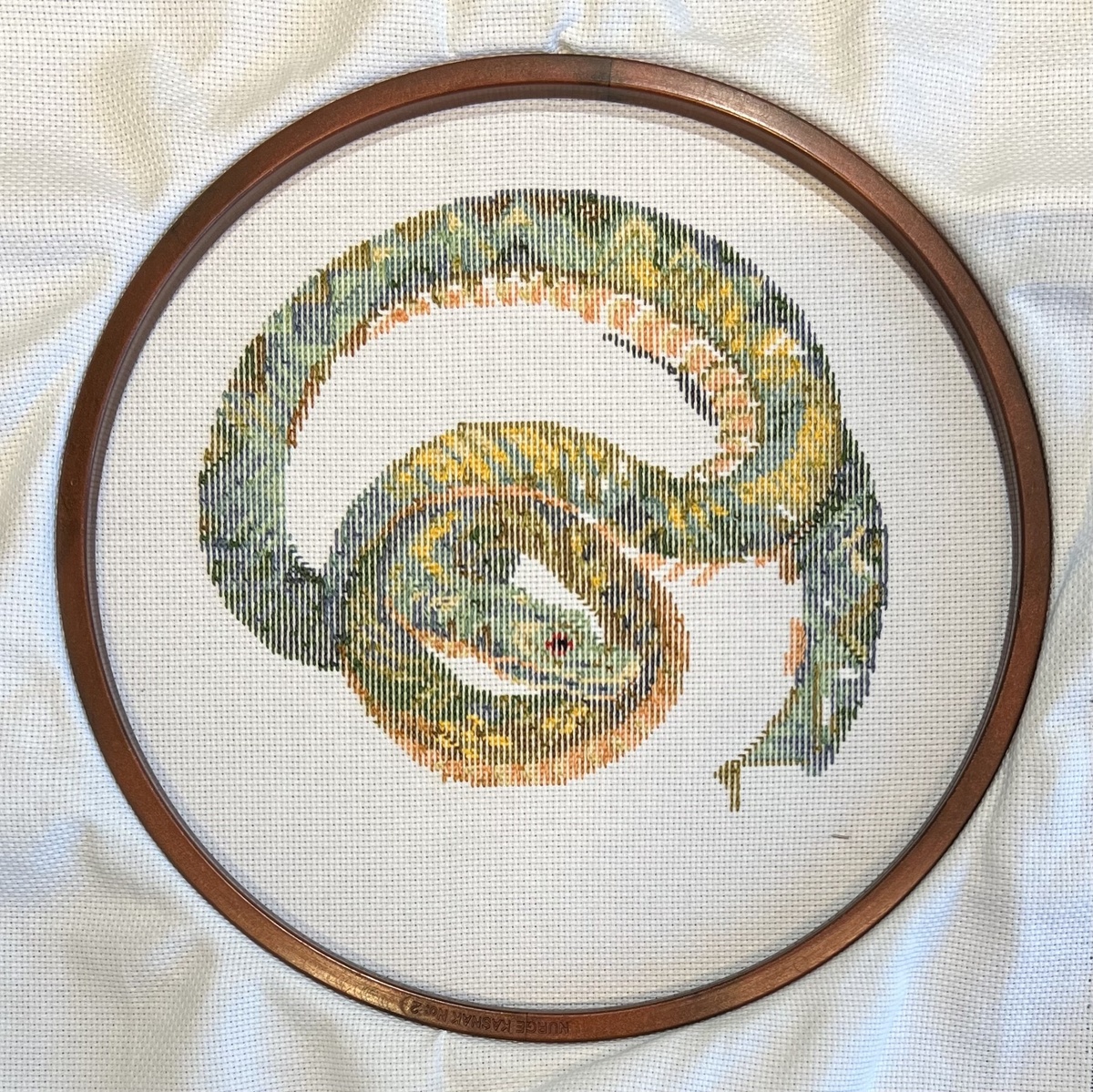 Изнаночная сторона - стараюсь вышивать с идеальной изнанкой для практики (МК - в закрепленной публикации на канале)