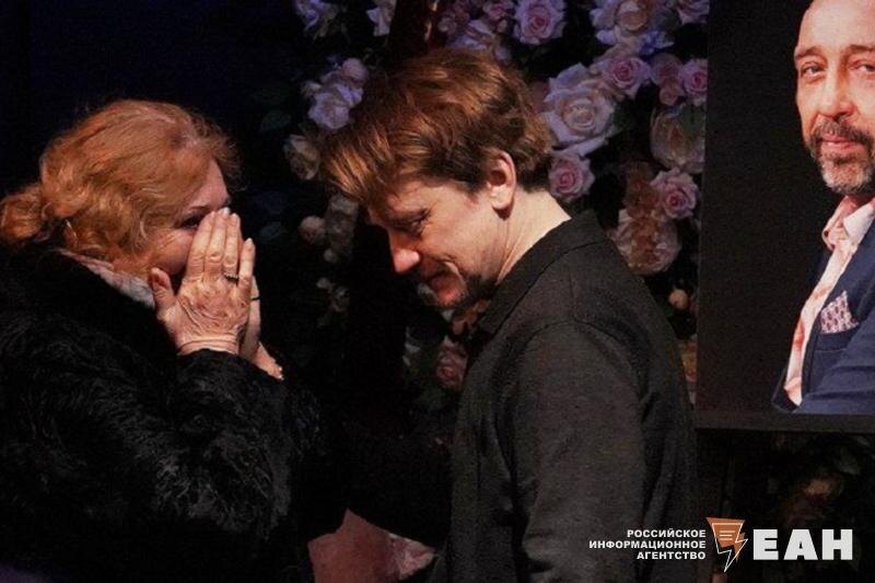    ЕАН. Олег Ягодин (в центре) на похоронах Николая Коляды