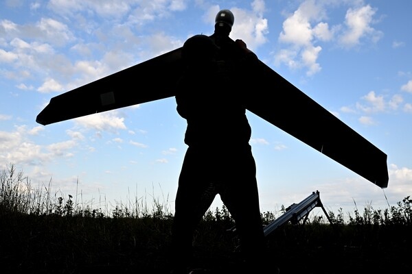 Военнослужащий 288-й гвардейской артиллерийской бригады ВС РФ запускает беспилотный летательный аппарат (БПЛА) ZALA в Луганске, 10 августа 2025 года / Сергей Бобылев/РИА Новости   📷