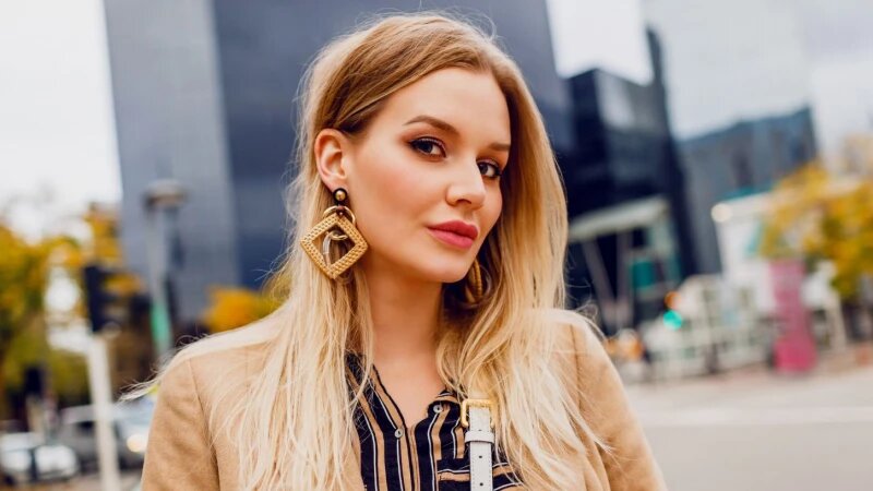     Крупные серьги. freepik.com/svetlanasokolova