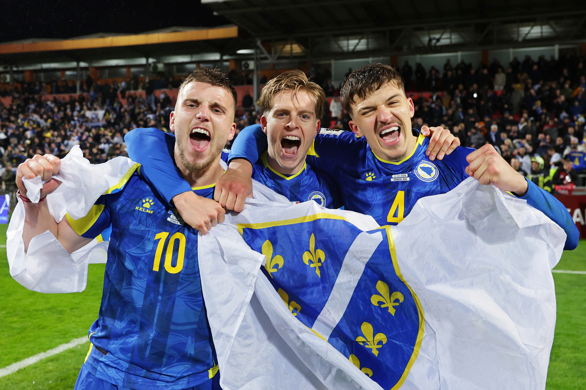     Эрмедин Демирович, Дженис Бурнич и Тарик Мухаремович (слева направо) / Srdjan Stevanovic - UEFA via Getty Images