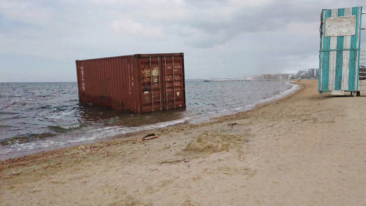 Морской контейнер на берегу моря в Анапе