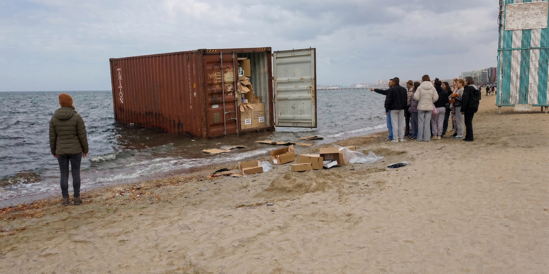 Анапа. Контейнер с тысячами iPhone вынесло штормом на пляж. Груз на миллиард