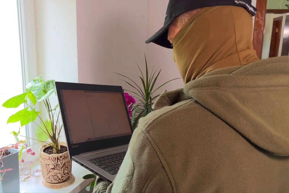    Мошеннические колл-центры из-за рубежа не только активно ищут готовых работать курьерами россиян, но и используют для этих целей своих испуганных и дезориентированных жертв. / Вячеслав Щеглов