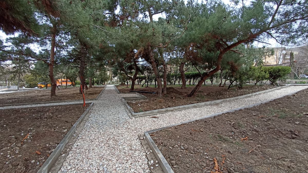 По этим дорожкам уже гуляют даже с колясками)) 