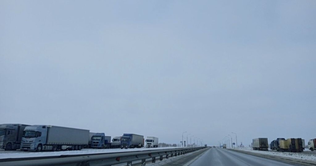 Временный запрет для движения большегрузов введут в Новосибирской области