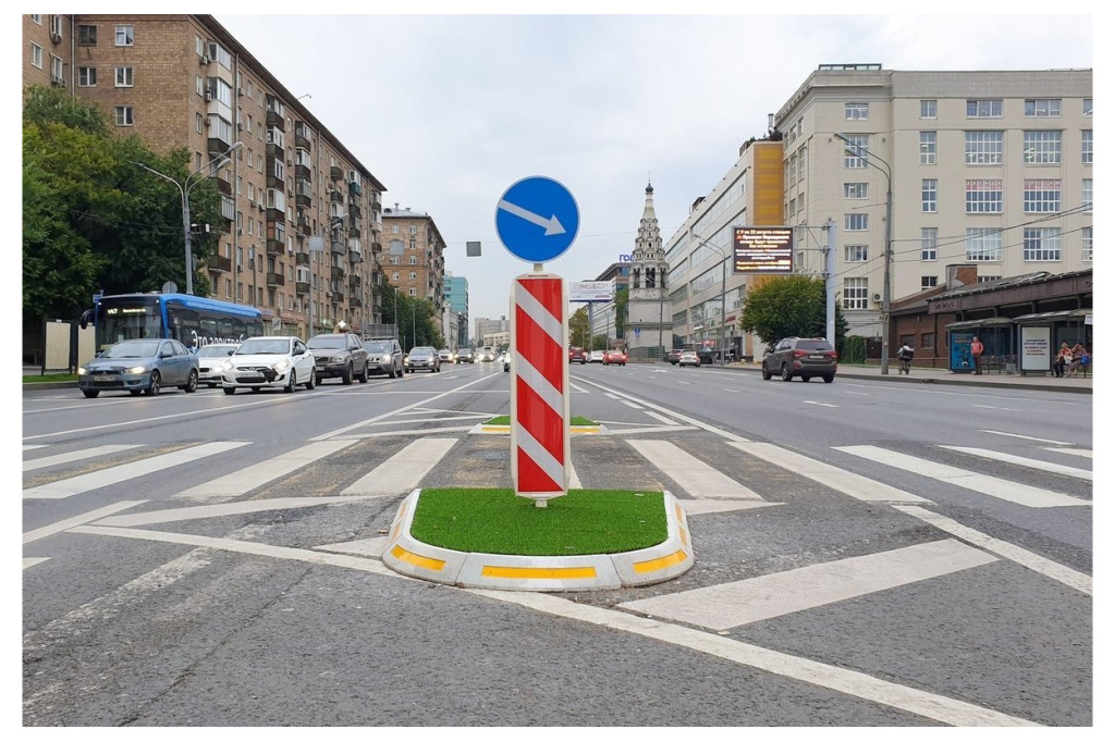 Островок безопасности в месте интенсивного движения автомобилей на городских улицах