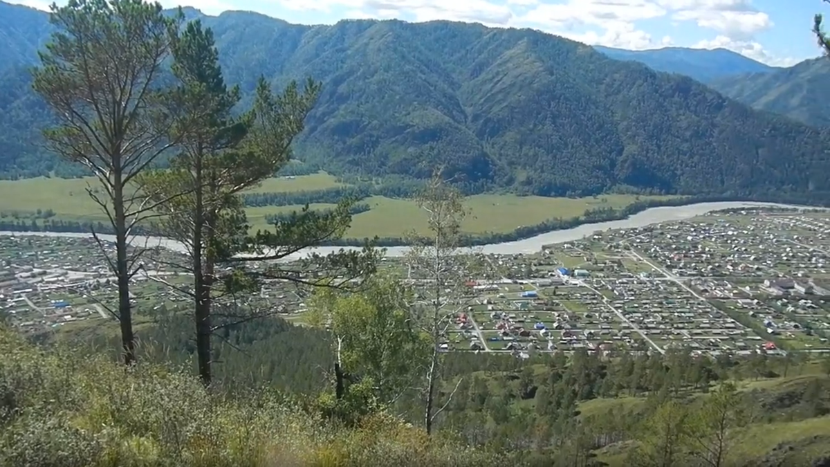 Вид на Чемальскую долину с высоты птичьего полета: здесь бирюзовая Катунь встречается с величественными горами.