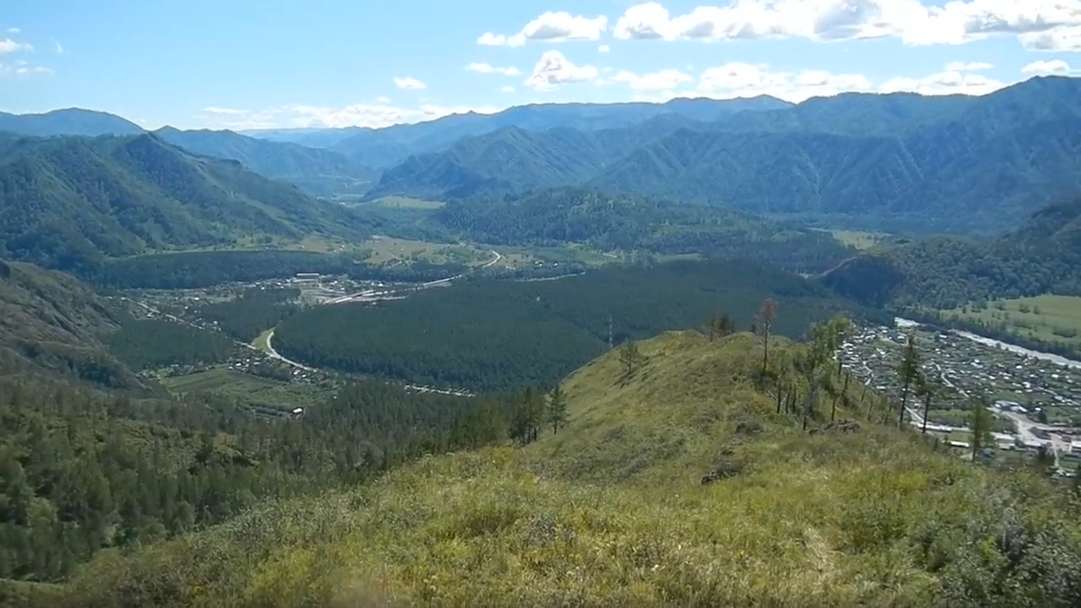 Вид на Чемальскую долину, который открывается после подъема на гору Верблюд. Сверху масштаб Алтайских гор ощущается особенно остро.