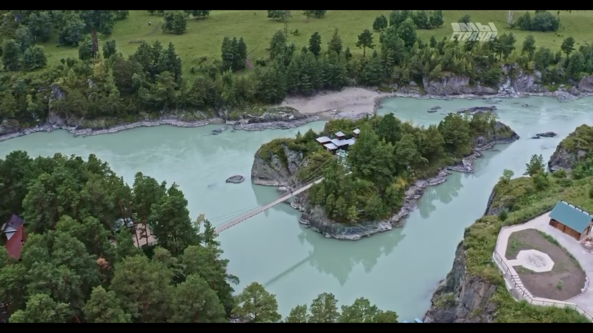 Вид на остров Патмос с высоты: крошечный оазис веры посреди бирюзовых вод Катуни, соединенный с берегом легендарным подвесным мостом.