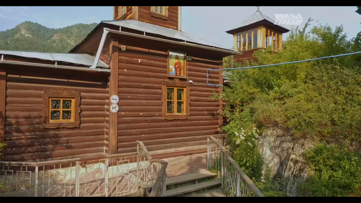 Стены храма на острове Патмос, сложенные из кедра, хранят тишину и покой. Это место, где архитектура и природа Алтая сливаются в единое целое.
