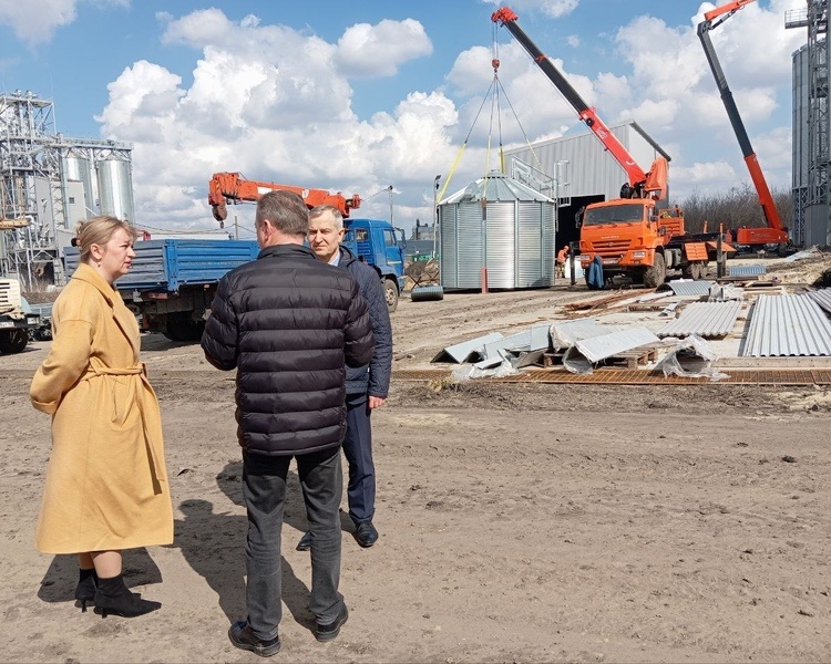     Александр Чепик узнал секреты производства курской сгущенки и наградил фермеров