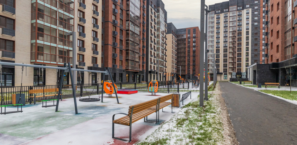     Более 130 семей переехали в новостройку по программе реновации на улице Лобачевского