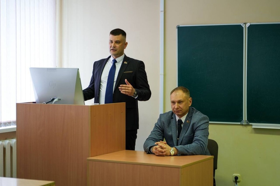     Престиж, льготы, стабильность: о чем говорили со студентами представители УВД