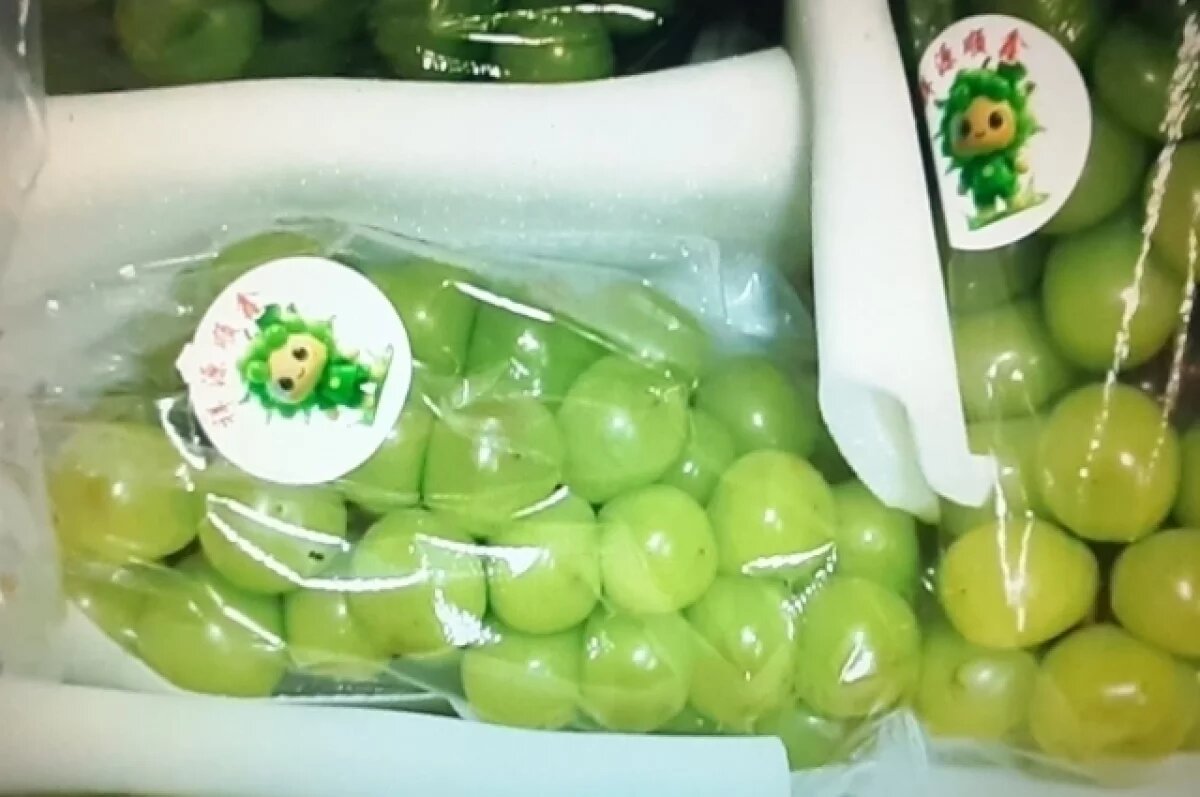    Крупный китайский виноград появился на наших прилавках с прошлого года.