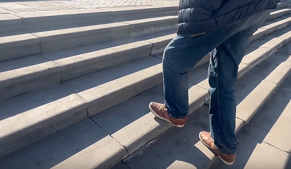    Нижегородцы жалуются на сломанные лестницы на площади Ленина