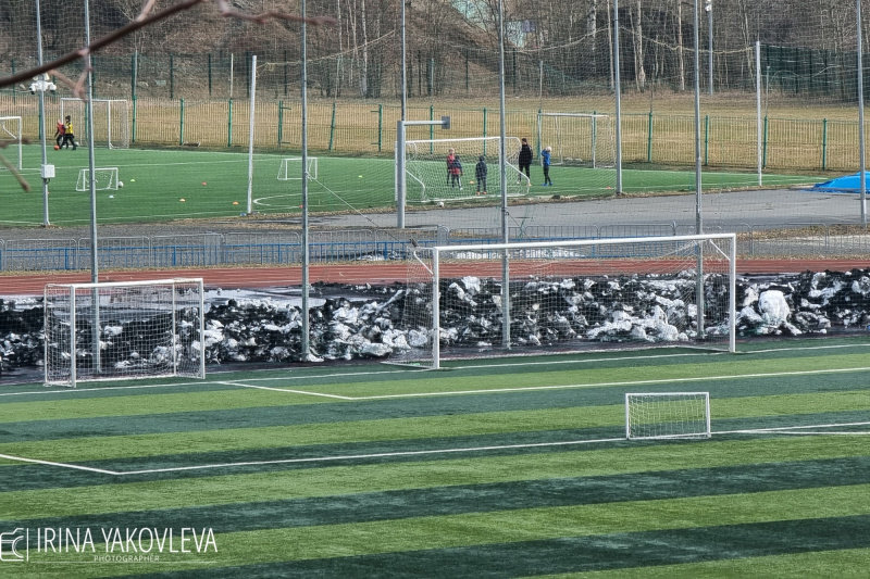    Горы грязного снега разрушают стадион в ПетрозаводскеИрина Яковлева