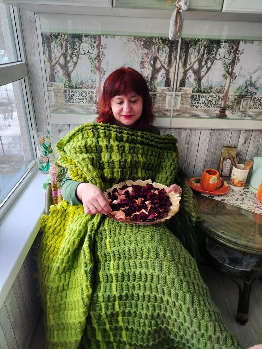 А это представьте, что Матильда. Сейчас заварит розовый чай и будет наблюдать за дракончиками, летающими у подножия Фиолетовых гор.