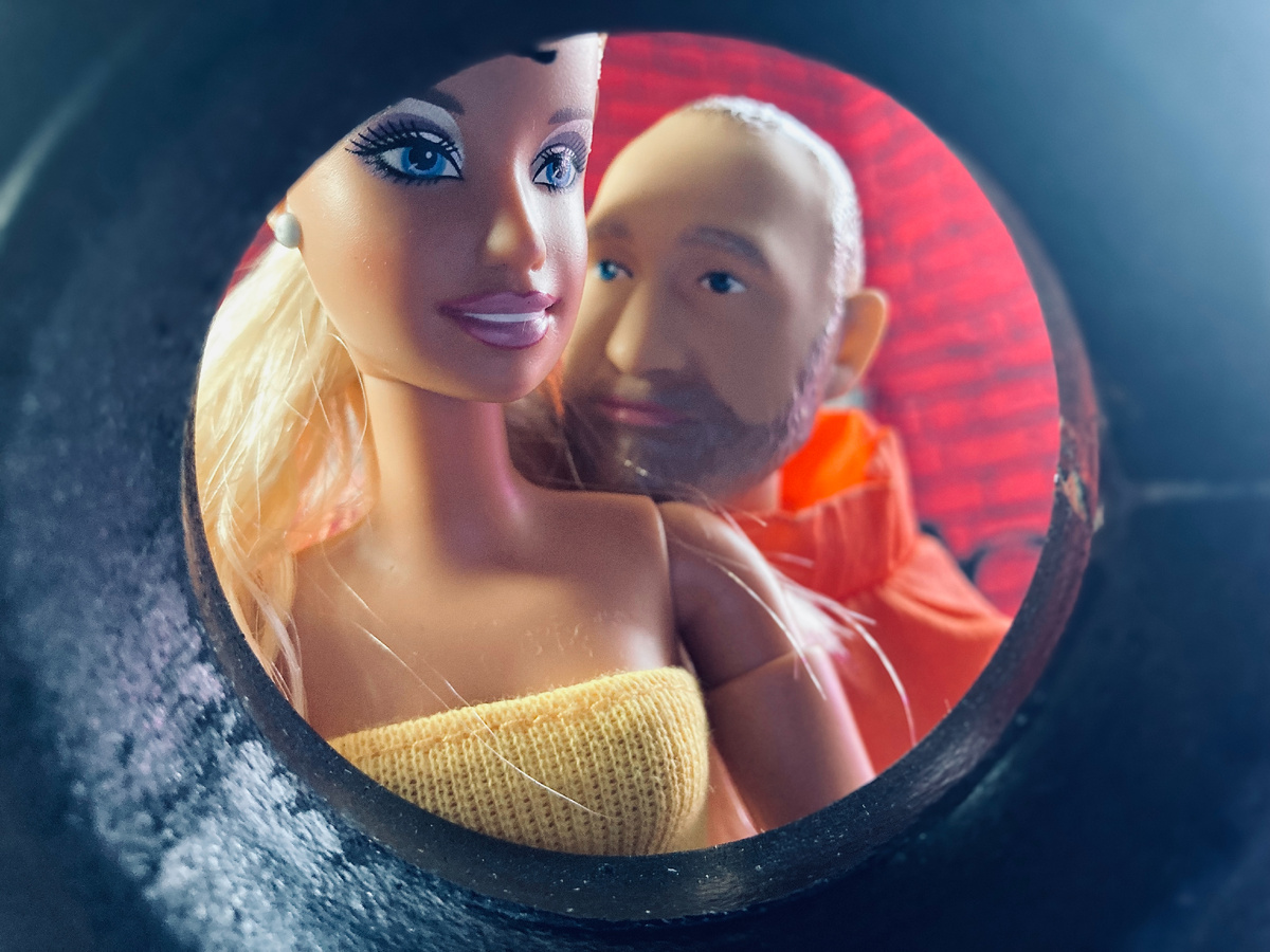 Серега-довольно крупный мужчина, поэтому из моего кукольного гардероба на него налез только комбез от космонавта😂 зато каков результат))) 