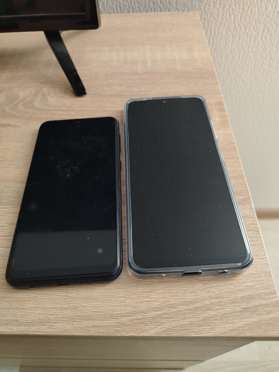 Слева старый, справа новый смартфон.