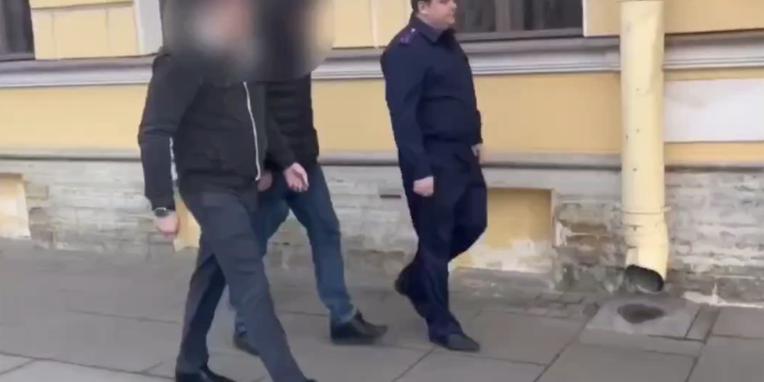 Петербургского главу миграционного отдела задержали за взятку в 16 млн рублей