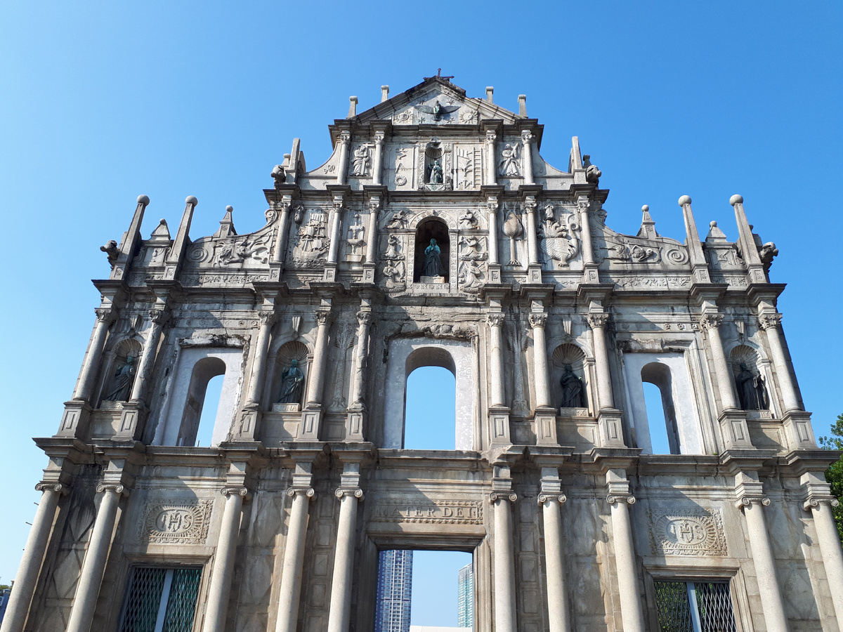 Если вам вдруг интересно узнать, что находится за этой стеной, то дочитайте до конца)