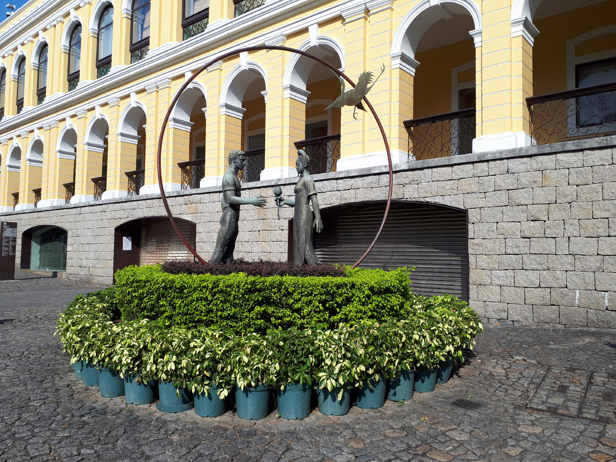 Журавль тоже, видимо, что-то должен символизировать. 