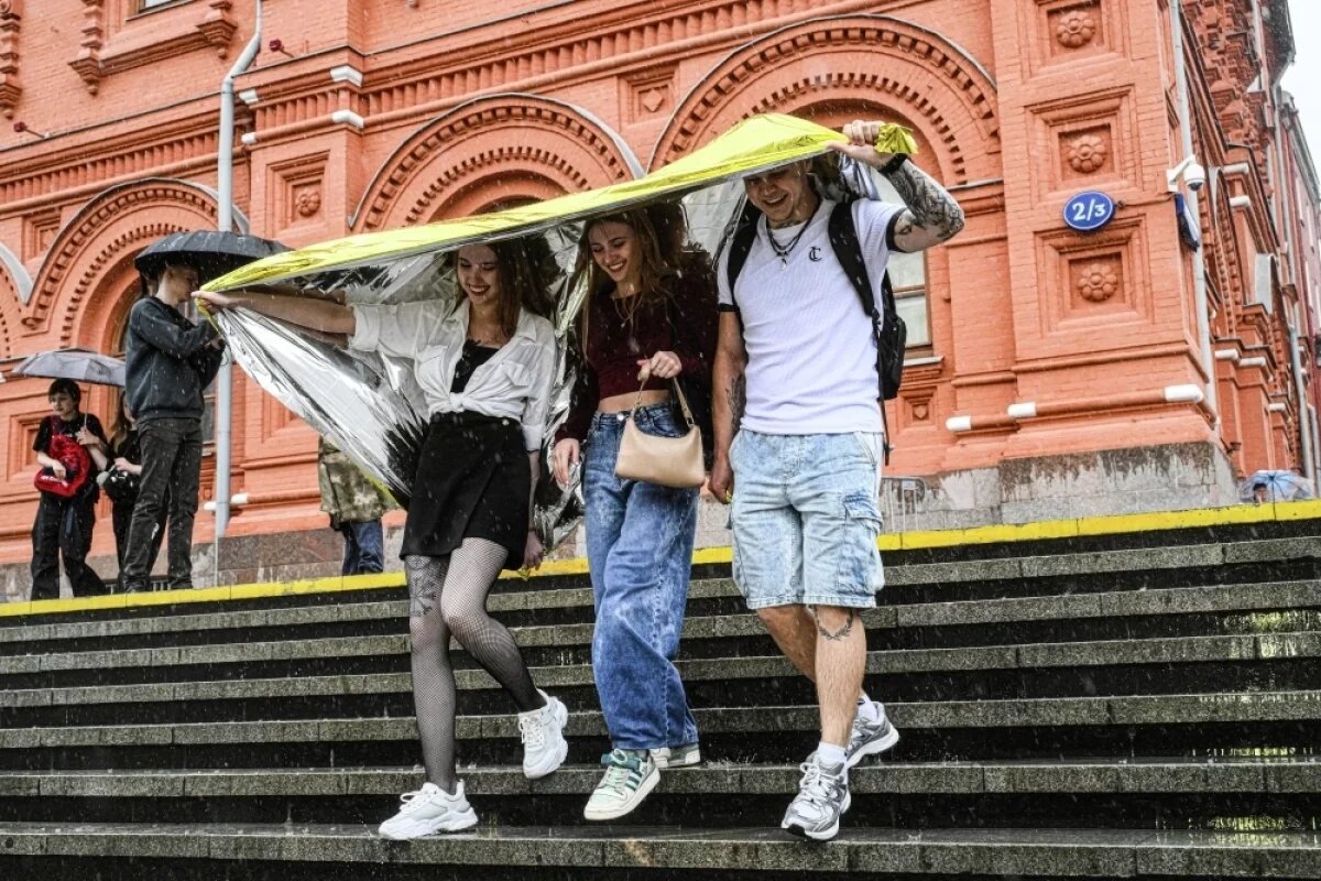    Лучше перестраховаться и захватить с собой зонт или дождевик.