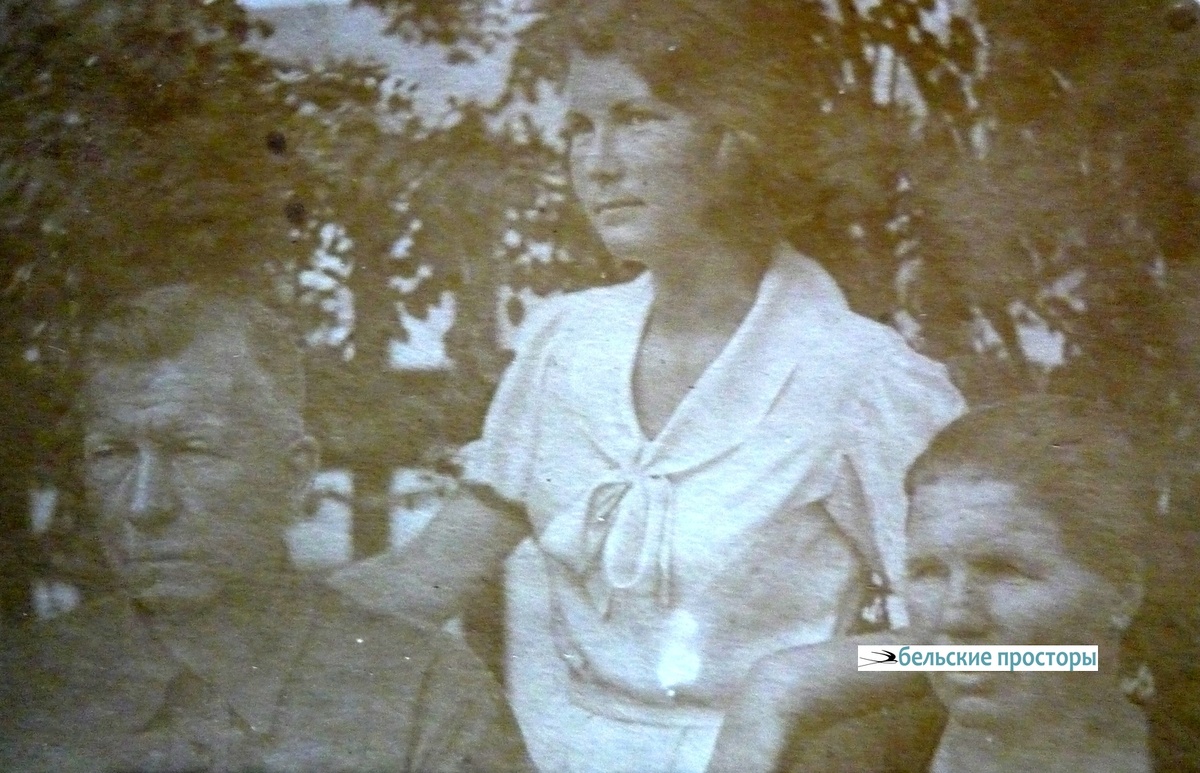 Я с папой Григорием Петровичем Поповым и мачехой Ефимией Абрамовной после выпускного вечера по случаю окончания средней школы. 1936 г.