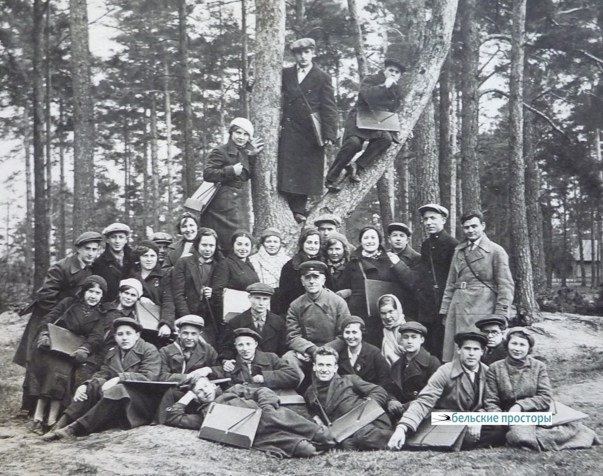 1938 год. 2-й курс Ленинградского химико-технологического института. Занятия по военному делу в Парголово. По центру – преподаватель Бенуа. Я в ряду стоящих за Бенуа пятая справа